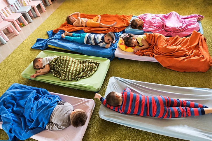 śpiące dzieci w przedszkolu